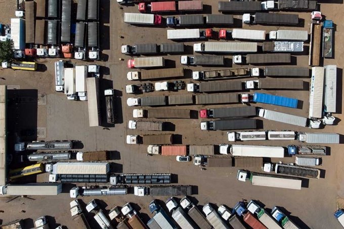 Caminhoneiros criticam medidas do governo e preparam greve para maio