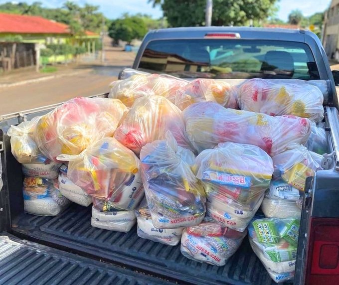 Prefeito SÃ¡vio Soares distribui cestas bÃ¡sicas para os alunos da rede municipal de Pilar de GoiÃ¡s
