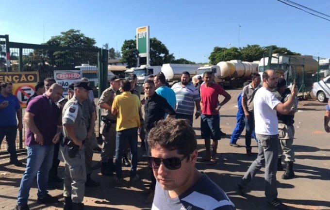ApÃ³s liminar, manifestantes liberam distribuidoras de combustÃ­veis de GoiÃ¡s