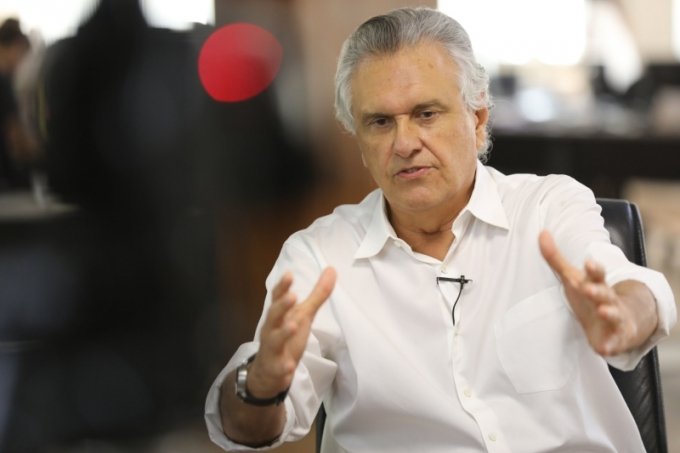 Caiado pede a prefeitos para intercederem junto a comerciantes para que servidores faÃ§am compras