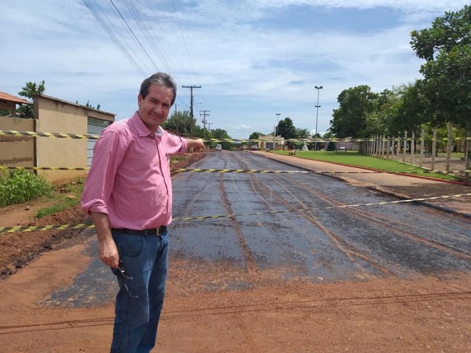 Prefeito Haroldo Naves acompanha obras de pavimentaÃ§Ã£o no Setor Clotilde CatÃ£o