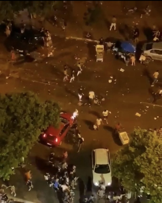 PM atira bomba de efeito moral para dispersar foliÃµes apÃ³s vandalismo na PraÃ§a CÃ­vica