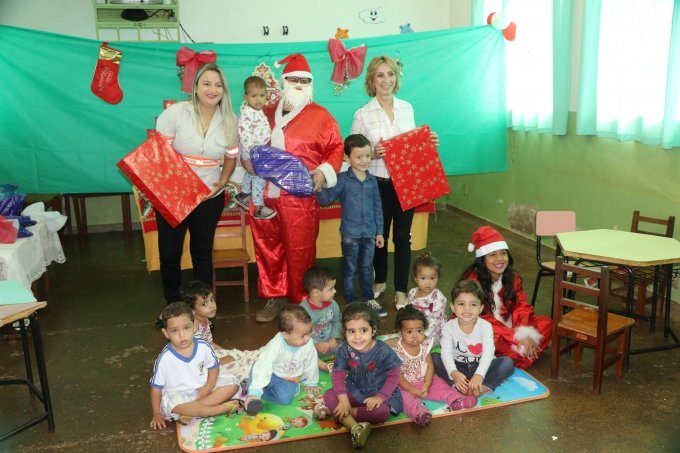 Brio Gold distribui presentes de Natal