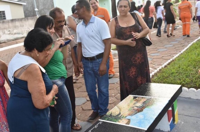 IntervenÃ§Ã£o artÃ­stica em praÃ§a Ã© inaugurada e encanta moradores de CrixÃ¡s