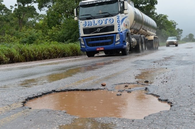 Caminhoneiros interditam trecho da BR-153, em JaraguÃ¡
