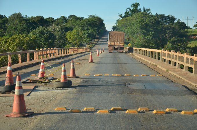 TrÃ¢nsito na ponte do Rio das Almas, na BR 153, segue em sistema de pare e siga