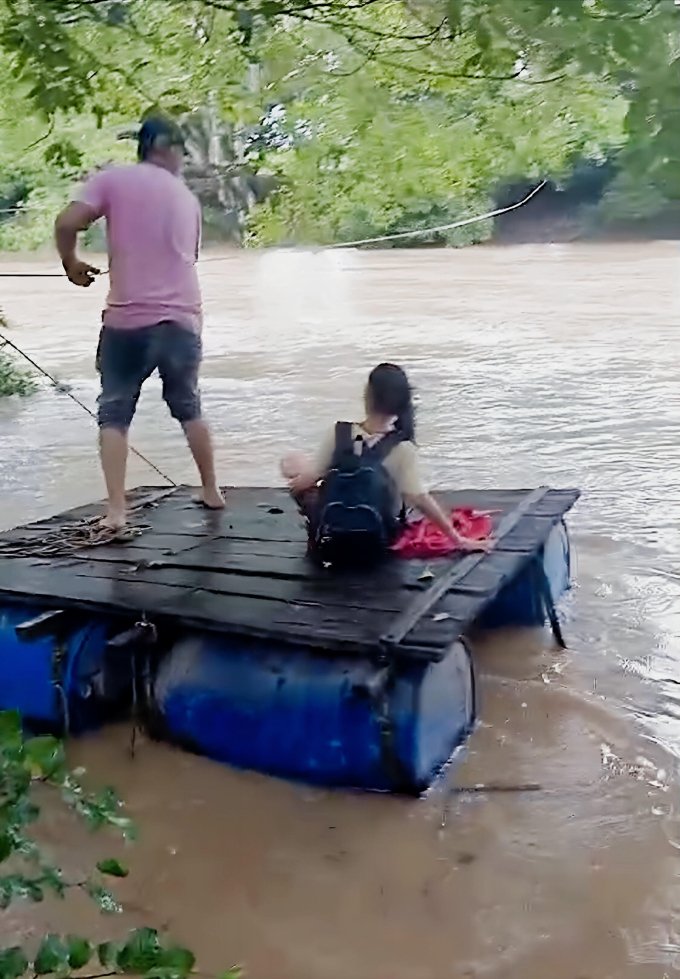 Pai Atravessa Rio em Balsa para Garantir Educação da Filha em Crixás
