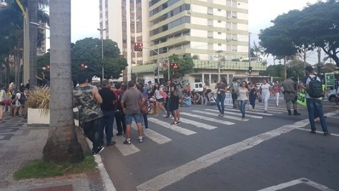 Professores protestam contra condiÃ§Ãµes precÃ¡rias de trabalho na UEG