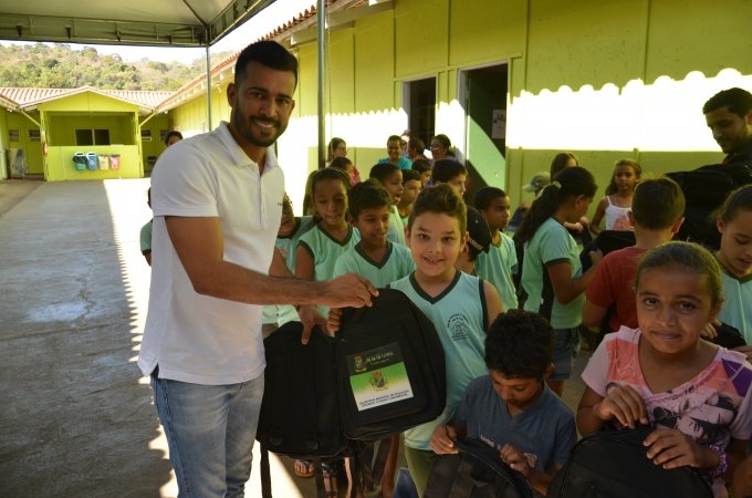Prefeito SÃ¡vio Soares entrega mochilas aos estudantes da rede municipal