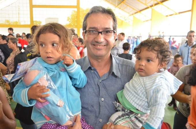 Prefeitura de Campos Verdes em parceria com a OVG realiza entrega de brinquedos para crianÃ§as