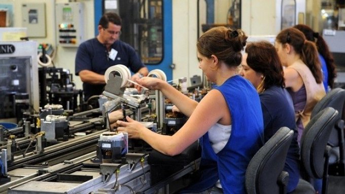 Mulher ganha menos de 80% do salÃ¡rio do homem, diz IBGE