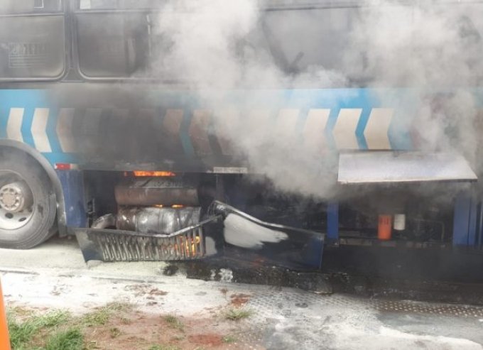 Ã”nibus do Eixo Anhanguera pega fogo na GO-060, em GoiÃ¢nia