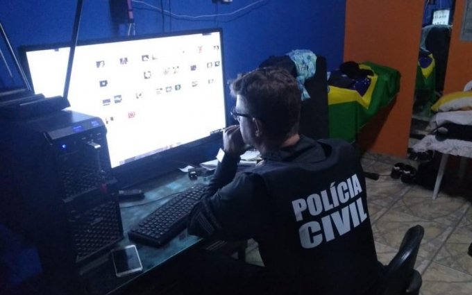 PolÃ­cia prende dez suspeitos de guardar e compartilhar imagens de pedofilia, em GoiÃ¡s