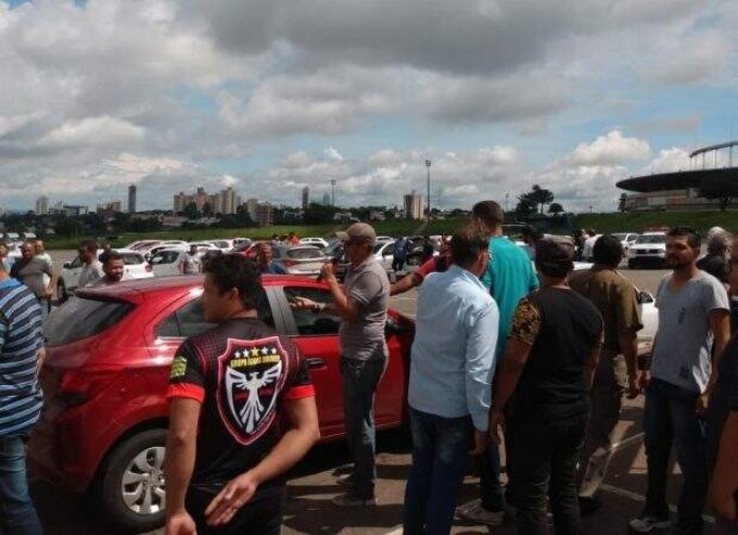Motoristas de aplicativo realizam protesto pelas ruas de GoiÃ¢nia