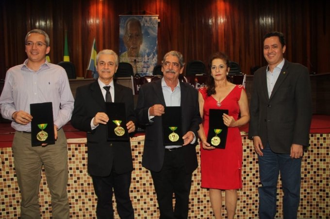 Pioneiros da saÃºde sÃ£o homenageados em CrixÃ¡s