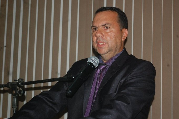 A pedido do MP, juiz suspende gratificaÃ§Ãµes e ordena bloqueio de bens do prefeito de NiquelÃ¢ndia