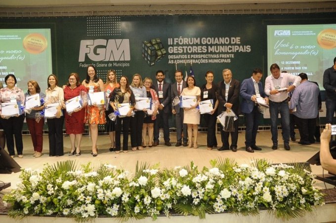 Haroldo Naves entrega Honra do MÃ©rito Municipalista aos Prefeitos Goianos