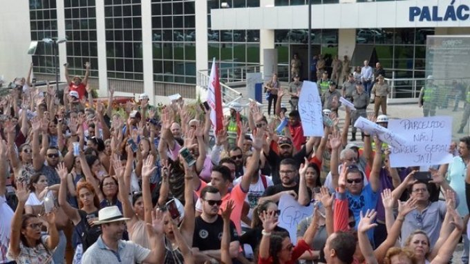 Sem proposta, profissionais da educaÃ§Ã£o devem deflagrar greve em GoiÃ¡s