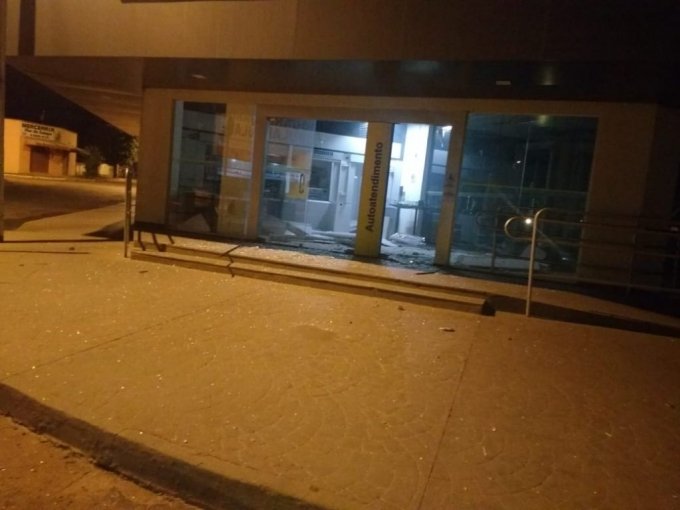 Bandidos explodem caixas eletrÃ´nicos em Nova CrixÃ¡s