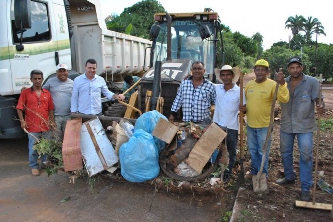 Prefeito Marcos Cabral acompanha mutirÃ£o de limpeza nos distritos de LuzelÃ¢ndia e Cedrolina