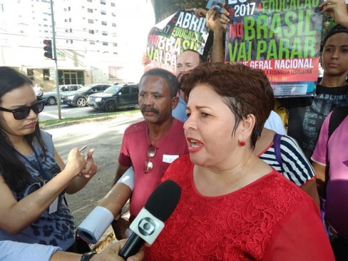 Assembleia de professores avalia greve por falta de pagamento, diz Sintego
