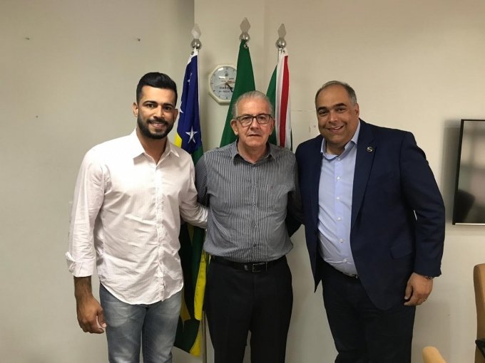 SÃ¡vio busca parcerias para construÃ§Ã£o de casas populares