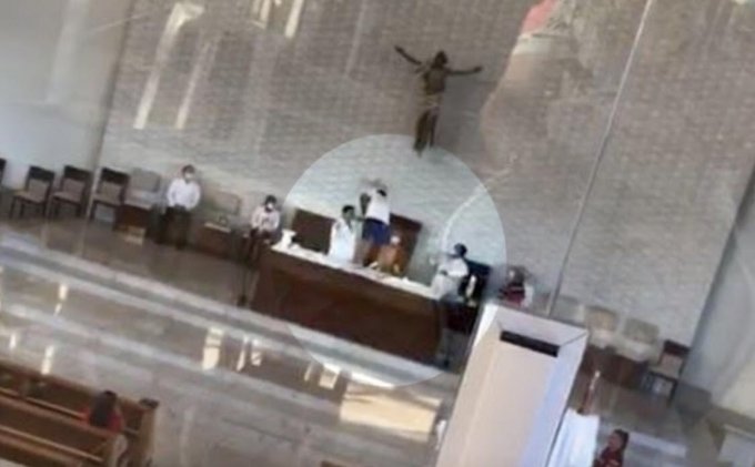 Homem sobe em altar, agride fiÃ©is e joga BÃ­blia no chÃ£o de igreja em GoianÃ©sia; vÃ­deo