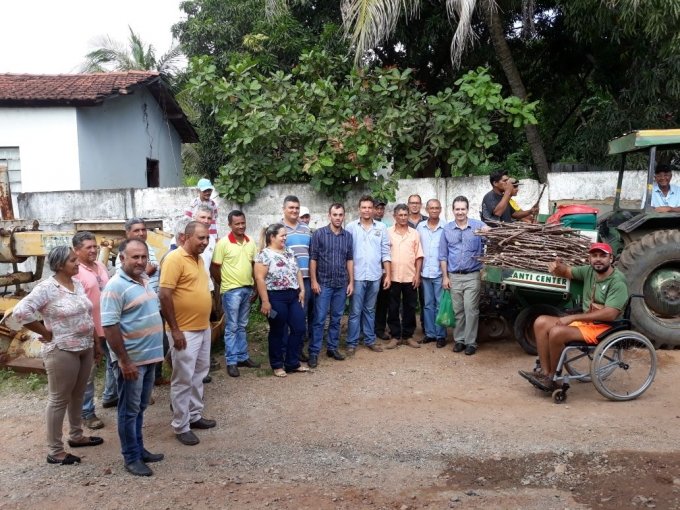Produtores rurais recebem incentivo para plantio de mandioca